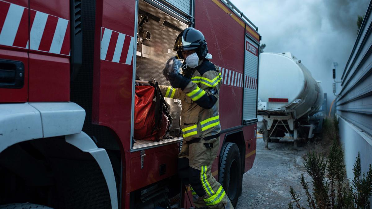 Declarado un fuego en el desguace de Ca Na Negreta