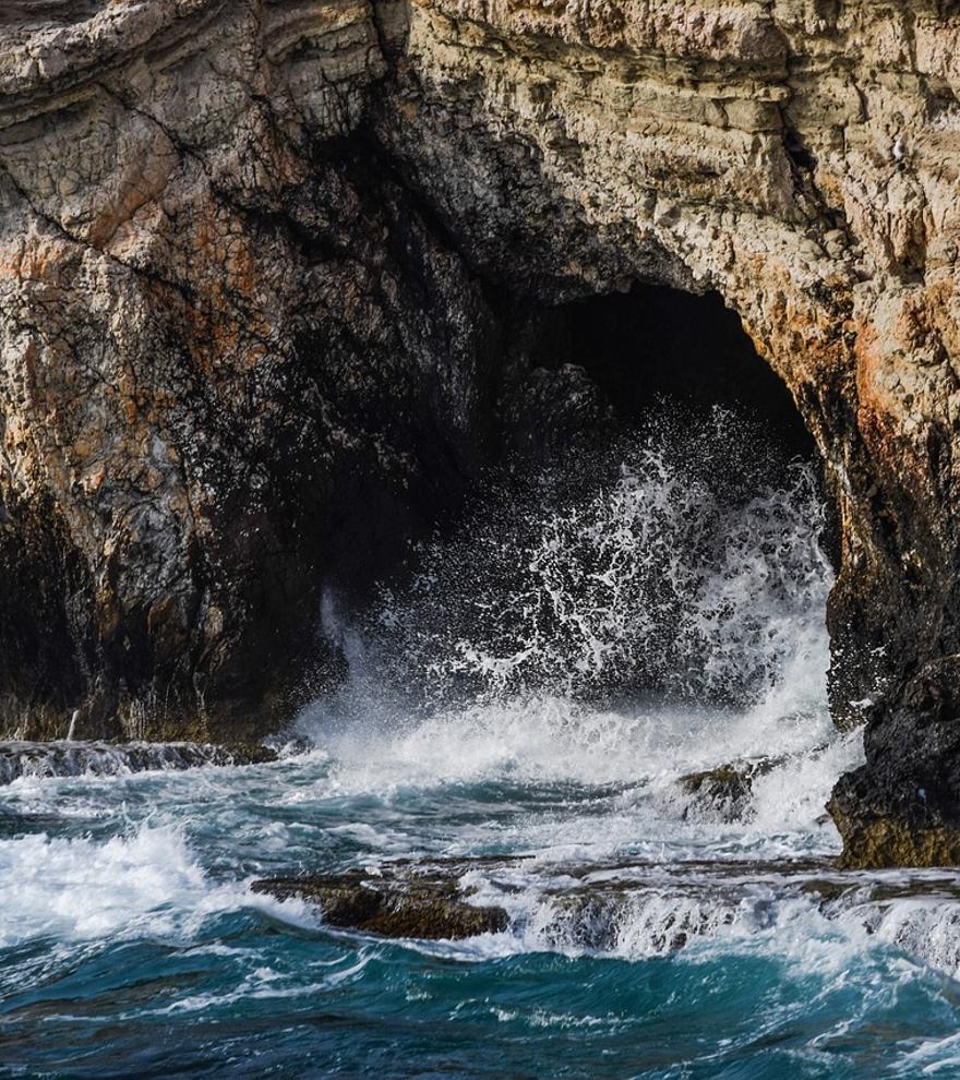 Parece el Algarve portugués pero es la costa de Alicante: la cueva marina que te dejará sin palabras