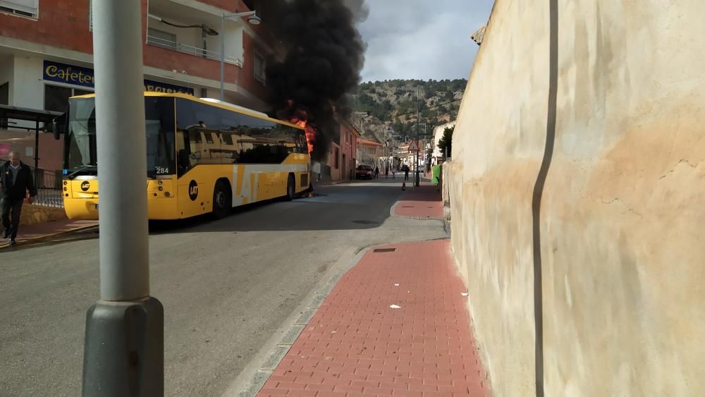 Arde por completo un autobús en Ricote