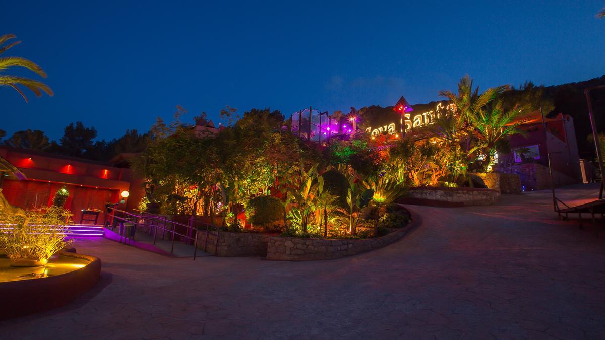 Terrazas ajardinadas y amplios espacios al aire libre para disfrutar de Ibiza en Cova Santa.