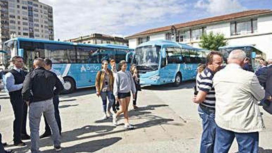 Buses de Arriva en Betanzos cuando presentaron el servicio al campus.