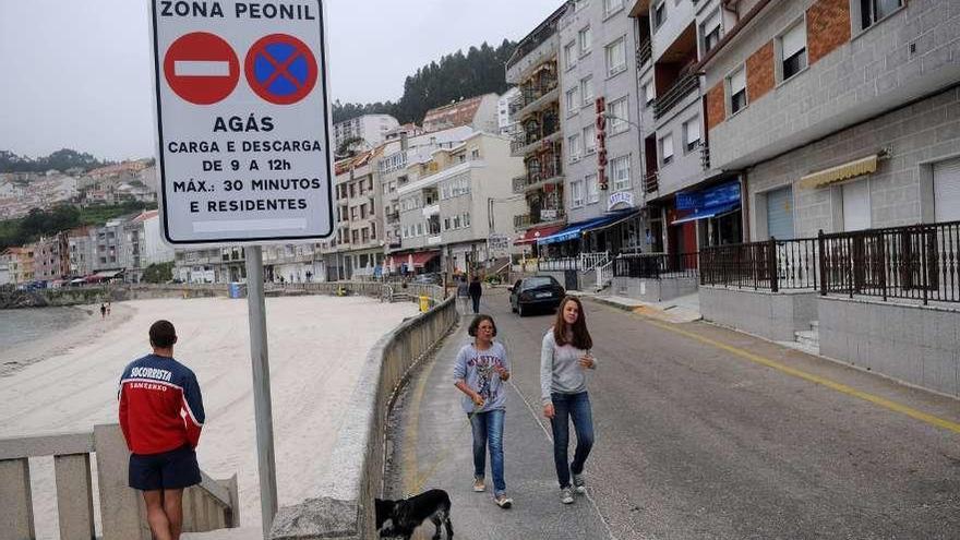 Zona peatonal del paseo sobre la playa de Xiorto, en Raxó. // Gustavo Santos