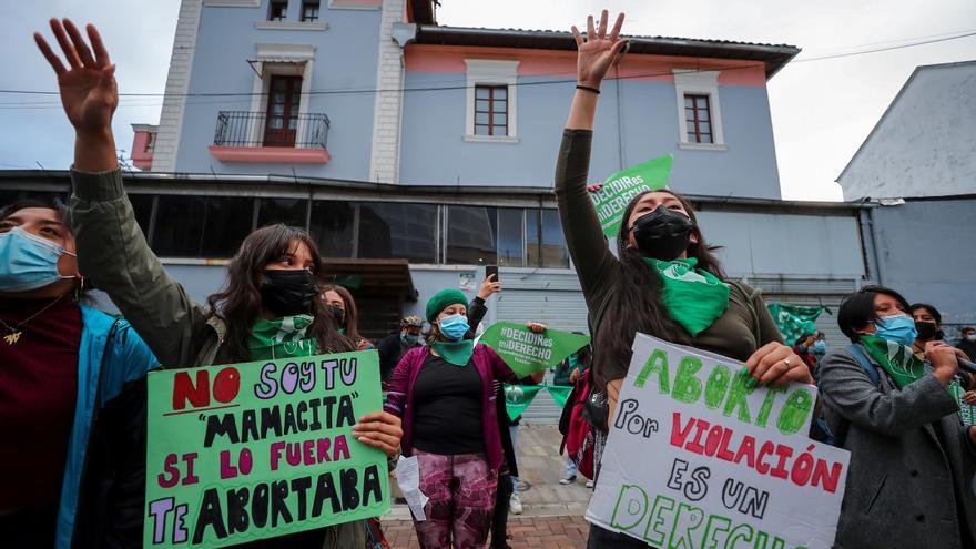 Mujeres se concentran para seguir el debate sobre la ley de aborto por violación en Ecuador