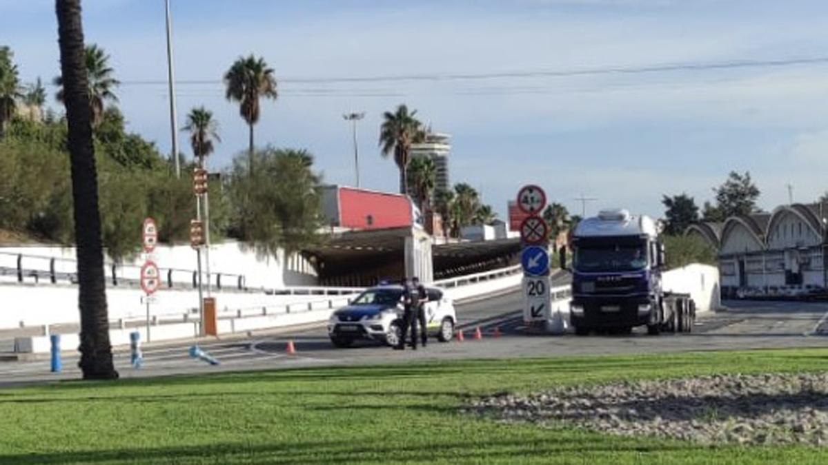 Accesos a la Ronda Litoral cortados en el puerto de Barcelona a causa de un accidente en la B-10, a la altura de Port Olímpic.