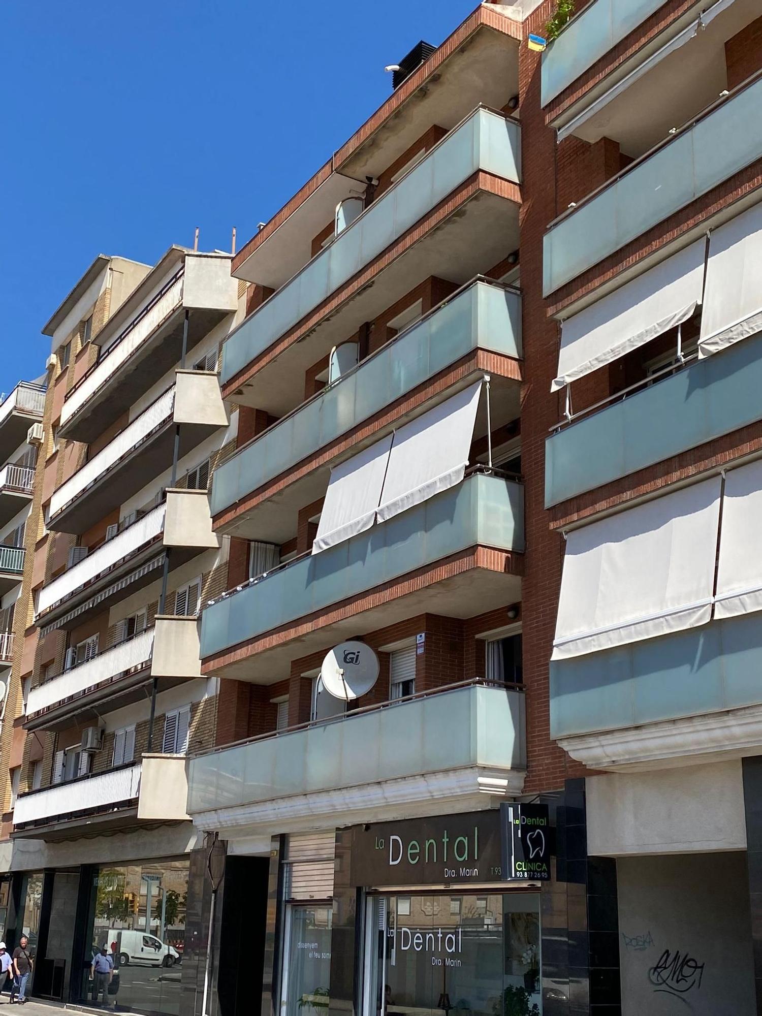 Edifici des d&#039;on va caure la nena de 3 anys ahir nit al carrer Pont de Vilomara de Manresa