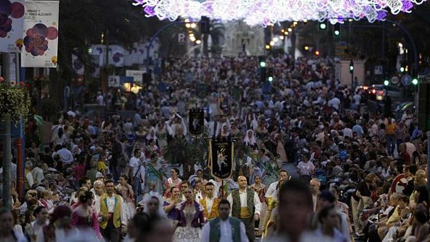Con Luceros al fondo, Alfonso El Sabio acogió el inicio de la Entrada de Bandas, que reunió a miles de personas, entre festeros y espectadores.