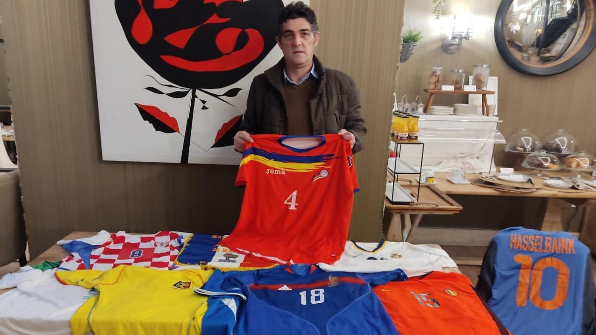 Jonas Alonso sostiene la camiseta del Andorra, junto a una mesa con las elásticas que se cambió con jugadores de otras selecciones
