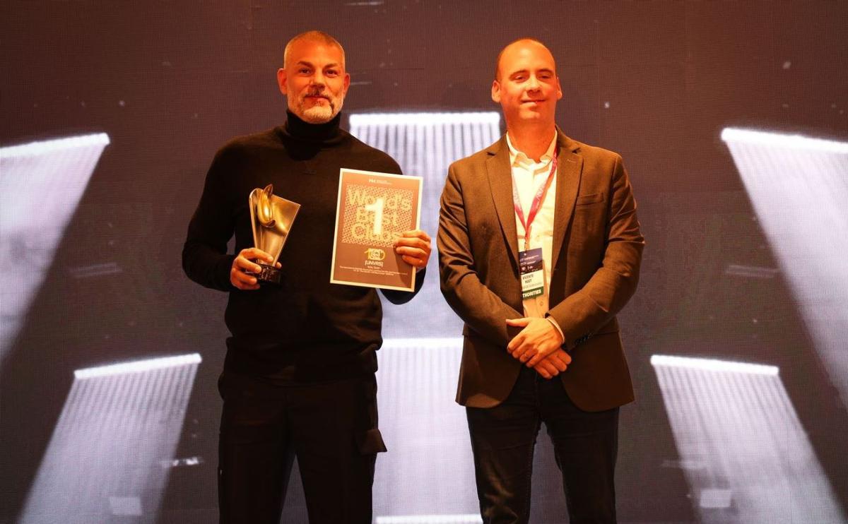 Yann Pissenem, recogiendo el Golden Moon Award a ‘World Best Club’ 2025 por [UNVRS].