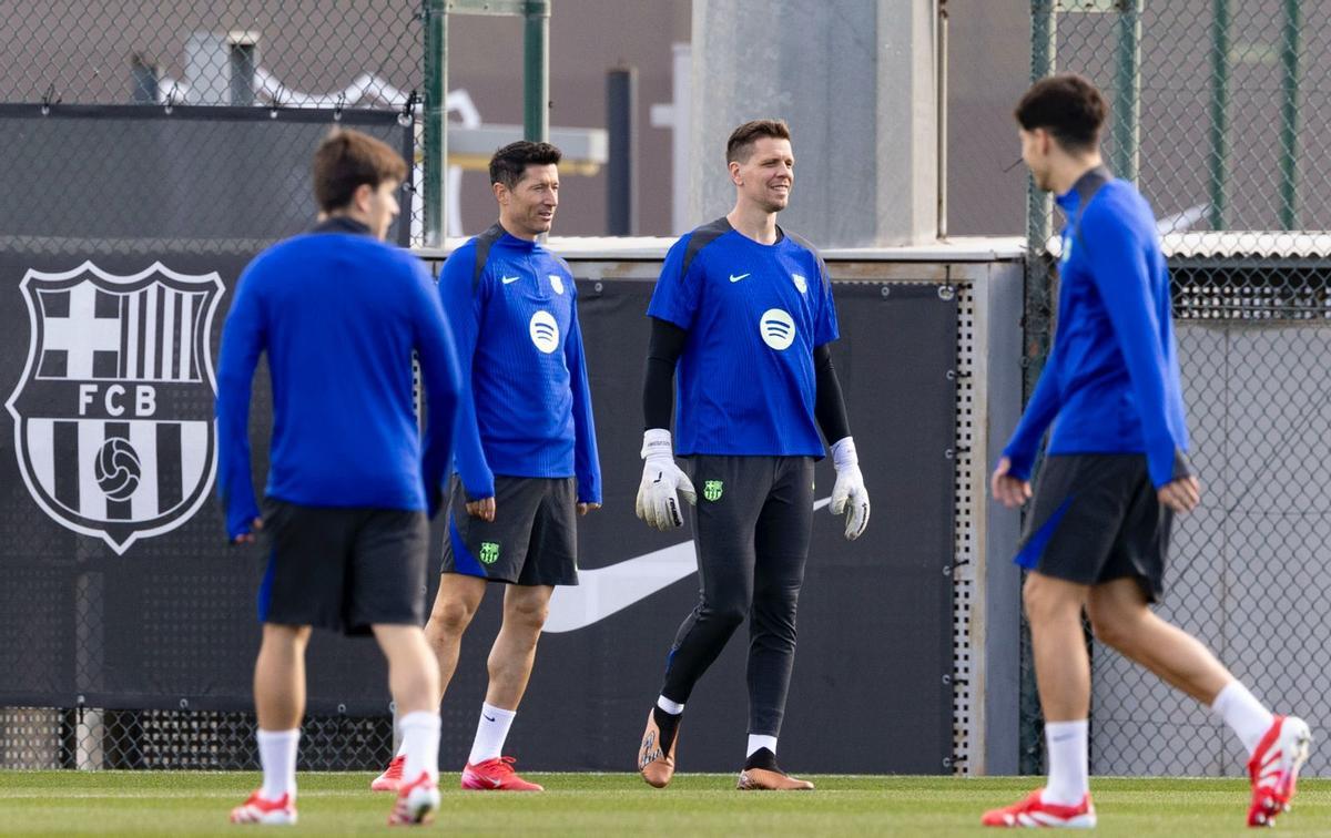 Lewandowski y Szczesny, en el calentamiento inicial de la sesión preparatoria de este martes.