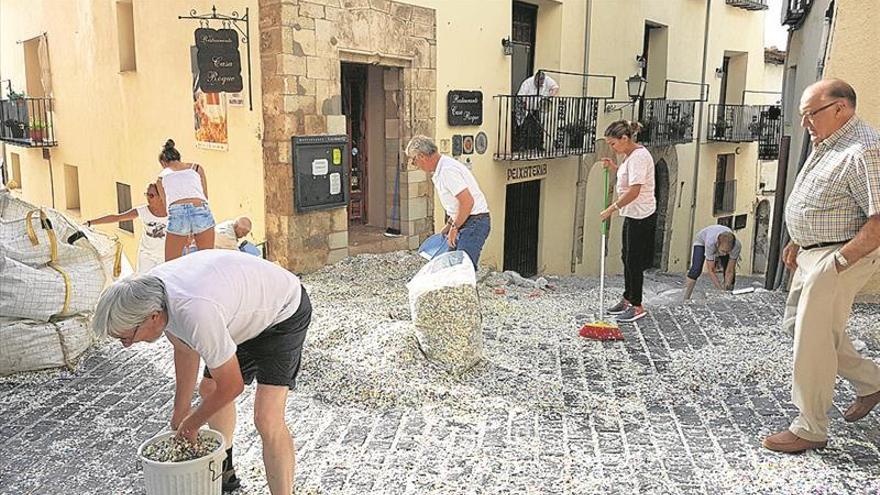 Los vecinos de Morella retiran a destajo el confeti de l’Anunci