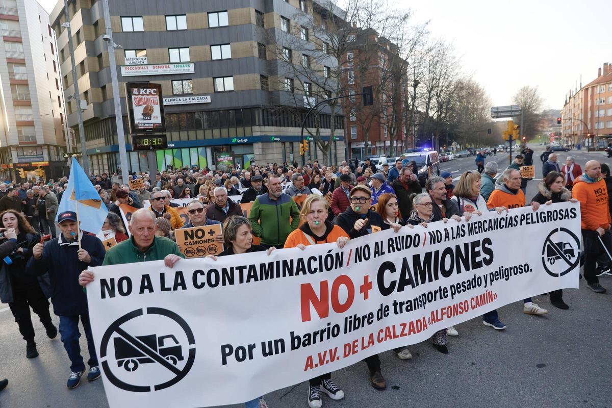 La movilización vecinal por los camiones en Gijón, en imágenes