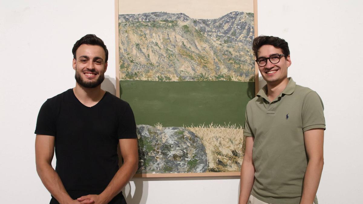 Los artistas Pablo Rodríguez y Sergio Ramos, junto a un cuadro de este último.