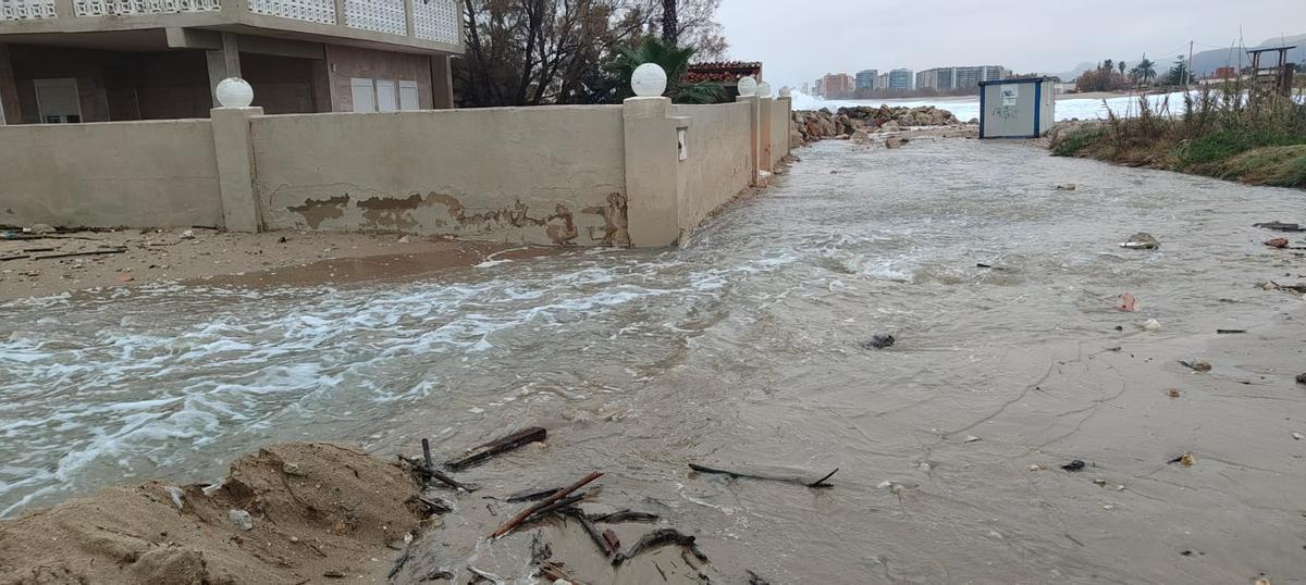 Cullera refuerza de nuevo sus defensas costeras tras más de 24 horas de fuerte temporal marítimo