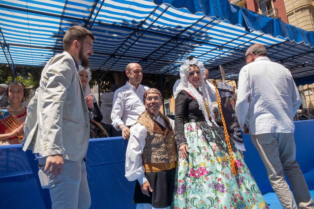 El Desfile de Entrega de Premios culmina con la entrega de más de 600 galardones a hogueras y barracas