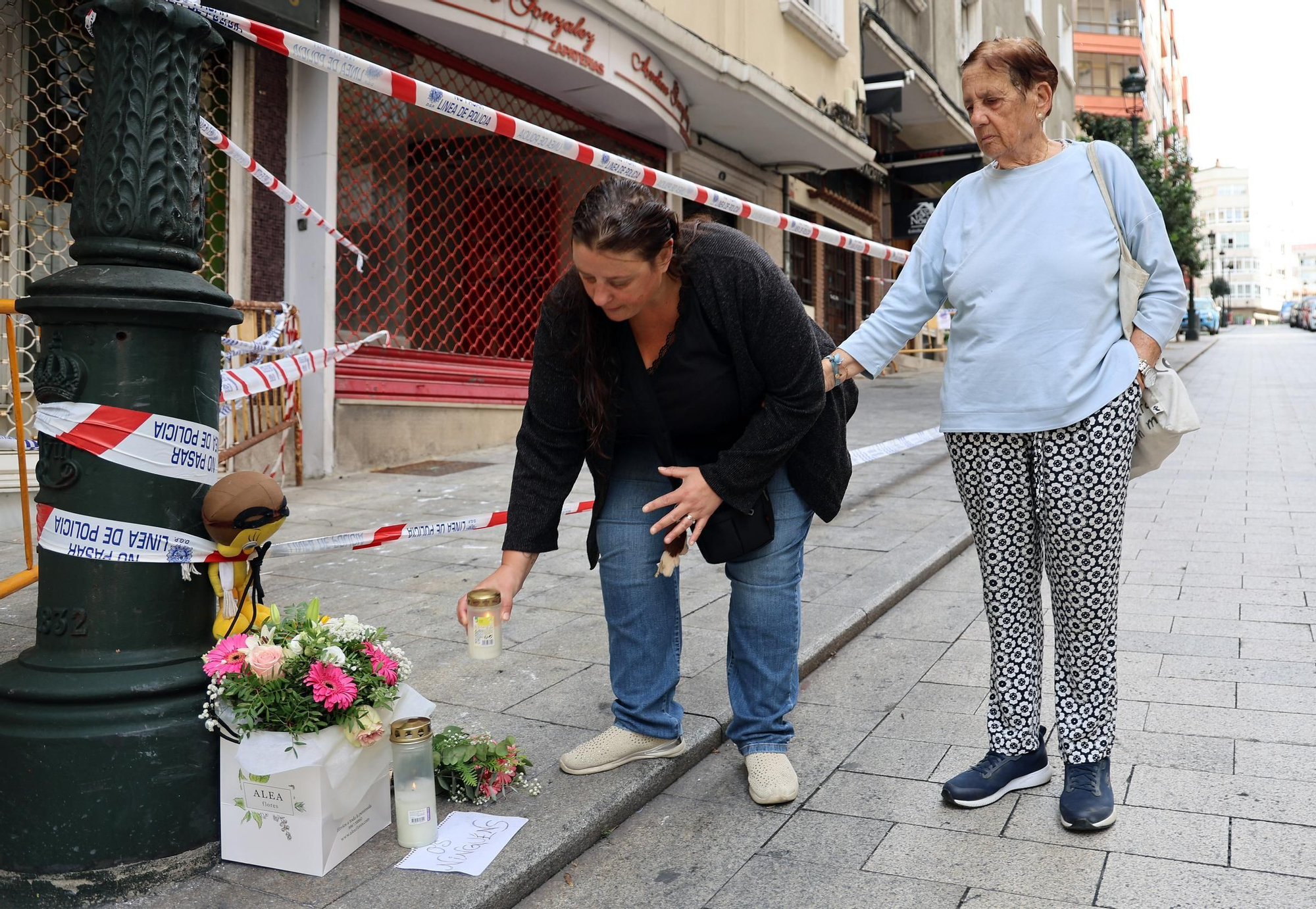 Los vecinos vuelven al edificio incendiado en Vigo a por sus pertenencias