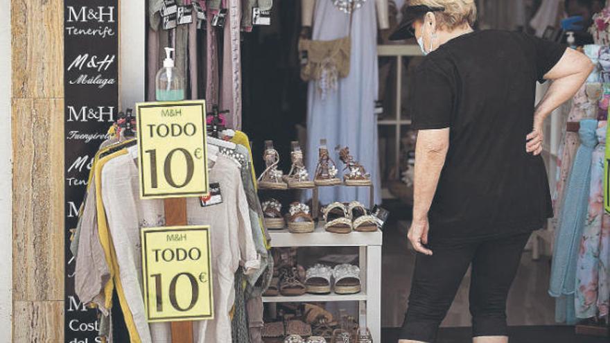 Una mujer observa los productos de un negocio en la ciudad turística de Puerto de la Cruz.