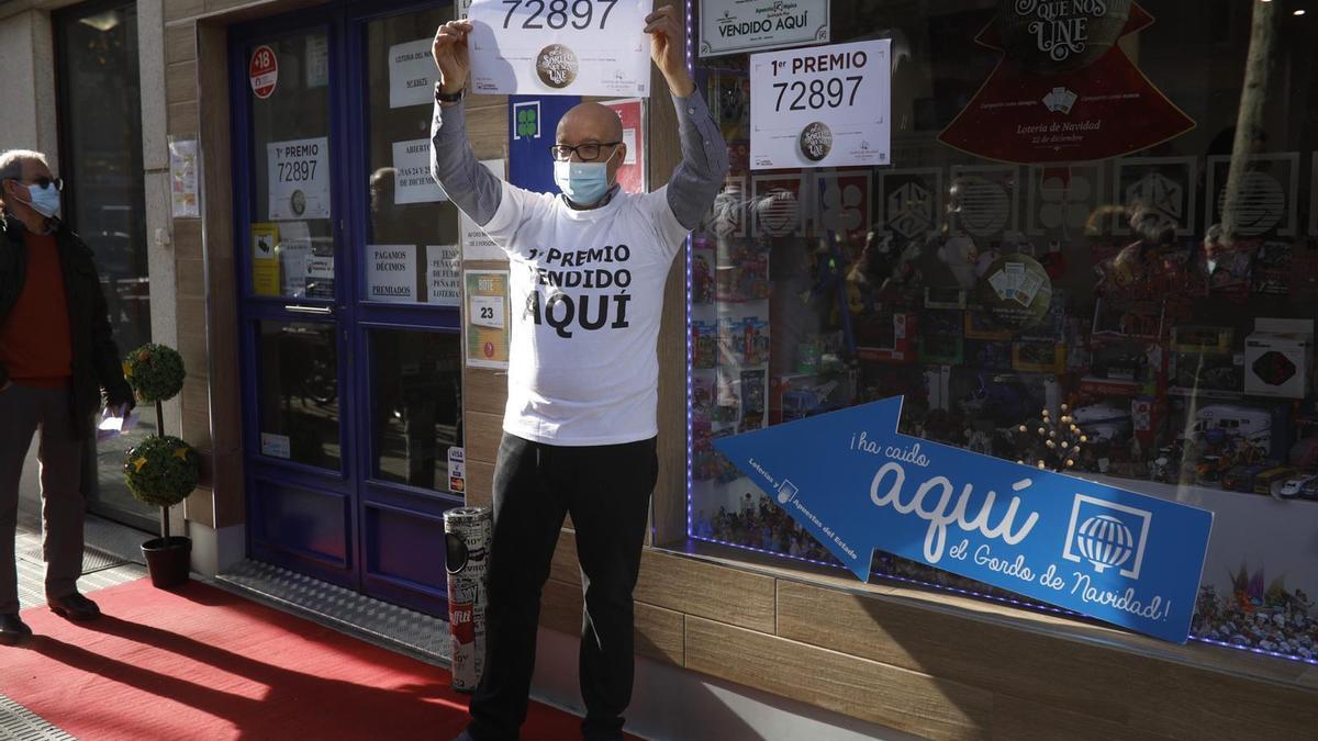 El kiosco &#039;El Calvo&#039; reparte El Gordo de la Lotería de Navidad.