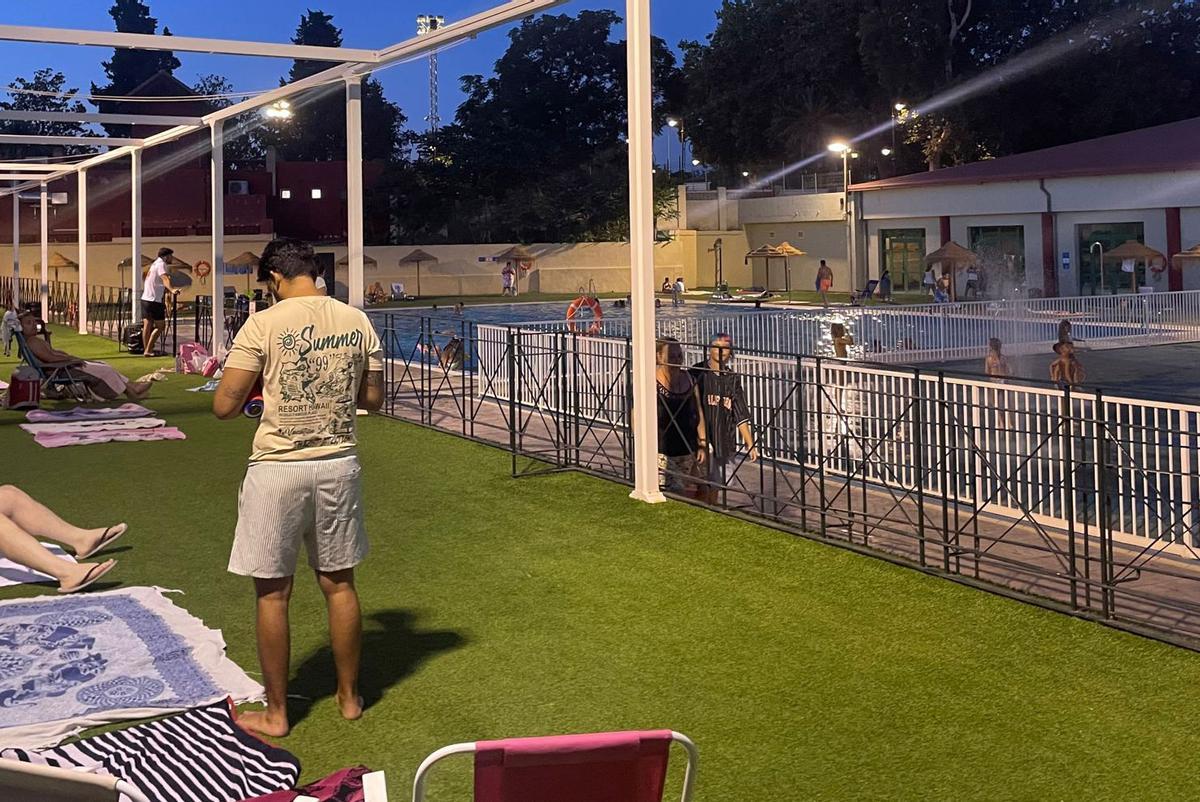 La piscina nocturna de Antequera ha tenido una gran acogida.