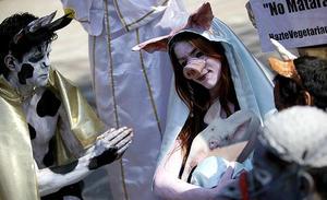 Activistes del grup dels drets dels animals AnimaNaturalis representen un pessebre disfressats d’animals per promoure el vegetarianisme a la Ciutat de Mèxic (Mèxic).