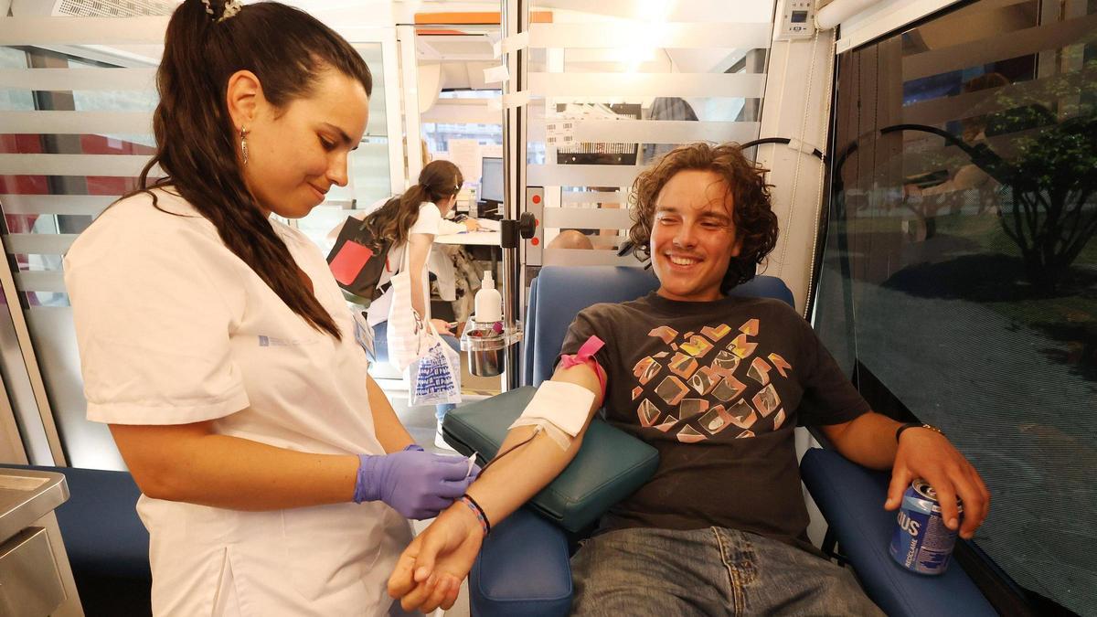 Un joven dona sangre en Pontevedra.