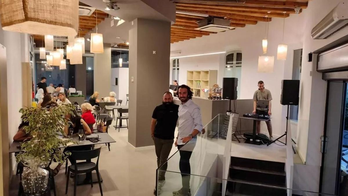 Carles Pons (esquerre) i Guillem Vilà, a l’interior del Glaç Wine