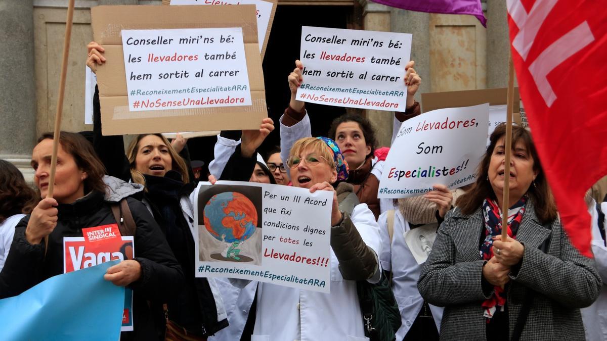 La Intersindical surt al carrer en el primer dia de la vaga del personal sanitari