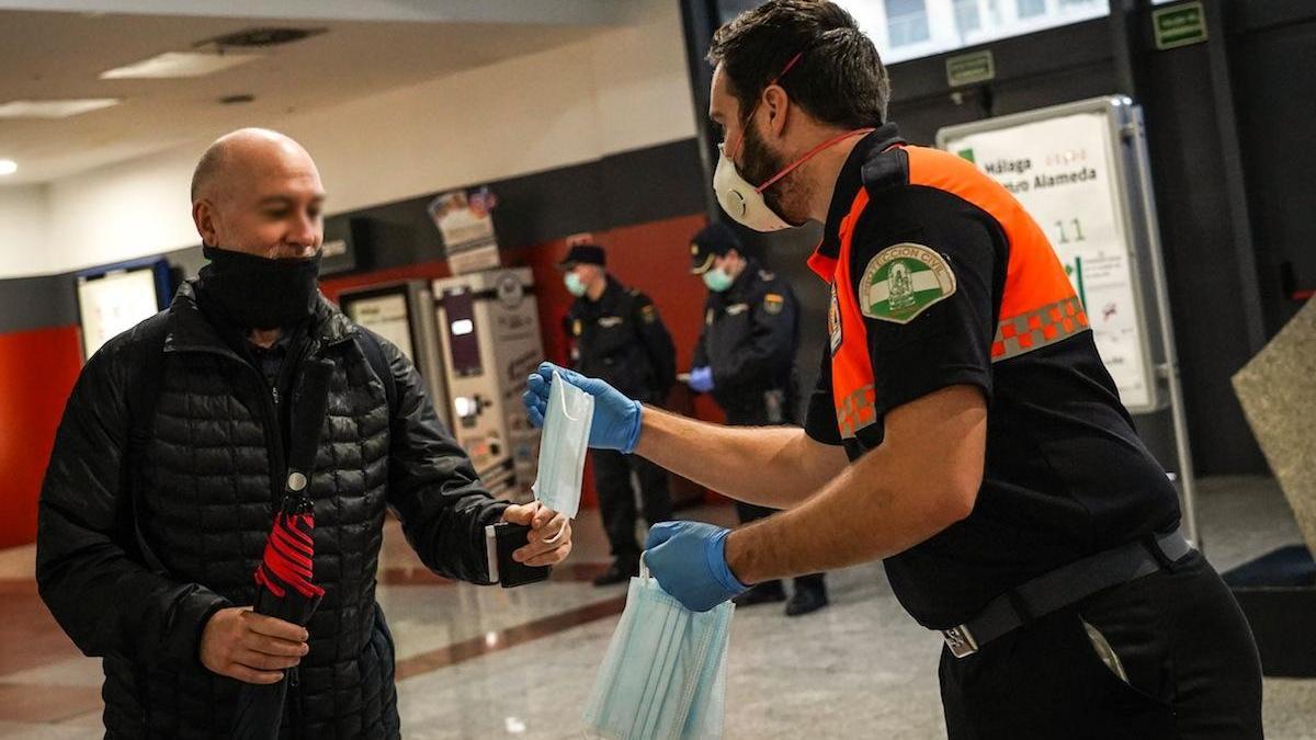 Entrega de mascarillas, este lunes en la estación del Cercanías de María Zambrano.