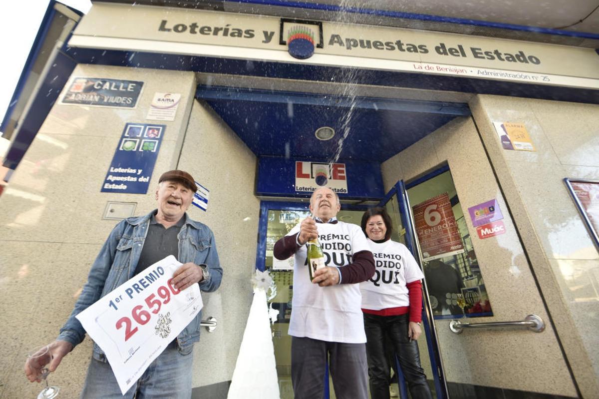 José Hernández, José Turpín y Ramonita Tomas, los dueños de la administración de la localidad de Beniajan (Murcia) que ha repartido parte del Gordo.