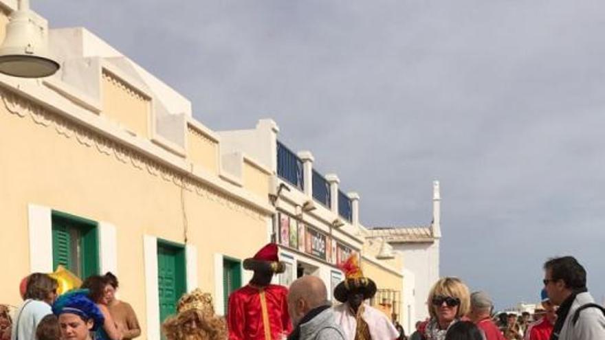 Los Reyes Magos reparten ilusión en La Graciosa