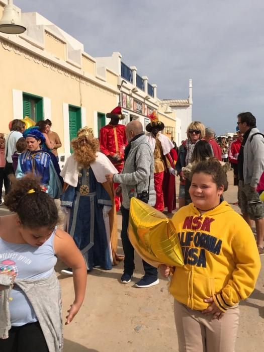 Los Reyes Magos reparten ilusión en La Graciosa