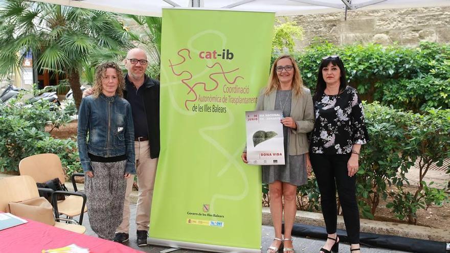 Miembros de Trasplantes de Balears, ayer bajo la carpa instalada en la Plaza de la Puerta Pintada.