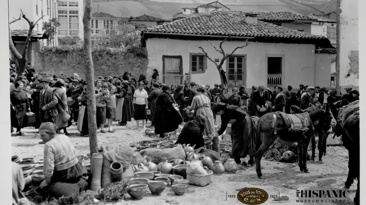 La Plaza de Cangas del Narcea con puestos de venta de cerámica de Llamas del Mouro y cestas de Eirrondo de Besullo en la feria de la Cruz de Mayo, 1925.
