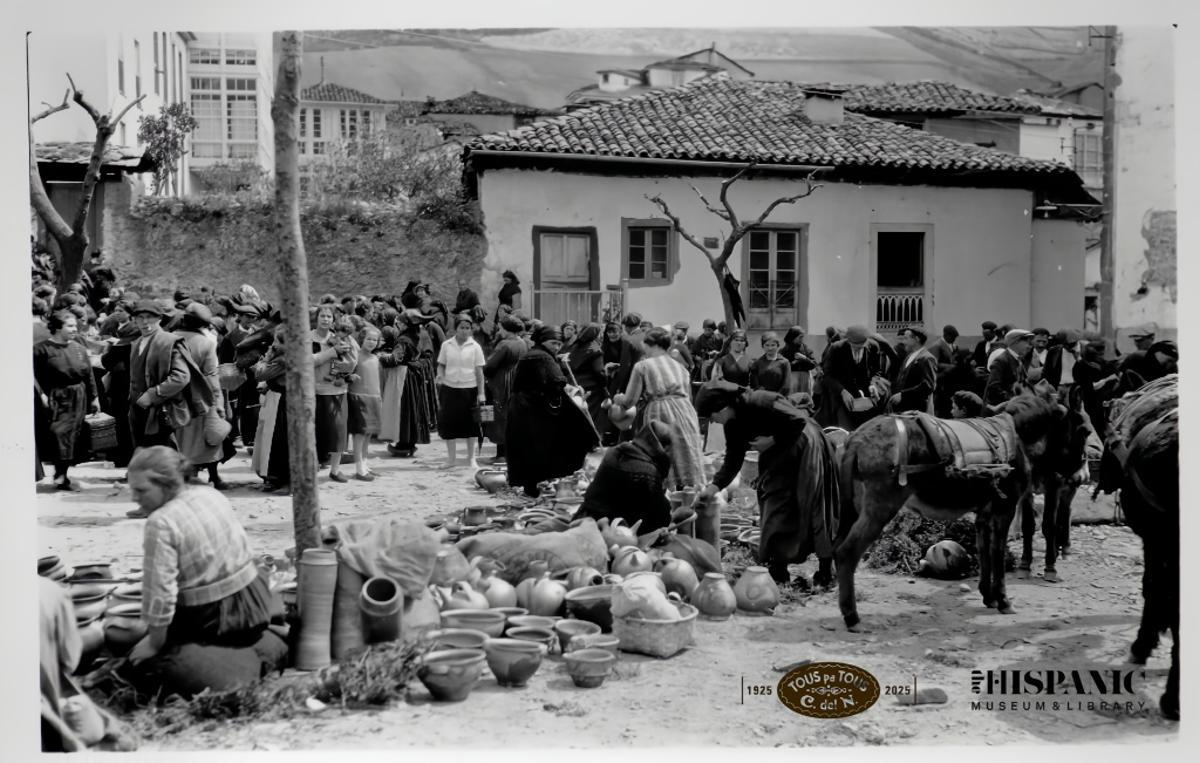 La Plaza de Cangas del Narcea con puestos de venta de cerámica de Llamas del Mouro y cestas de Eirrondo de Besullo en la feria de la Cruz de Mayo, 1925.
