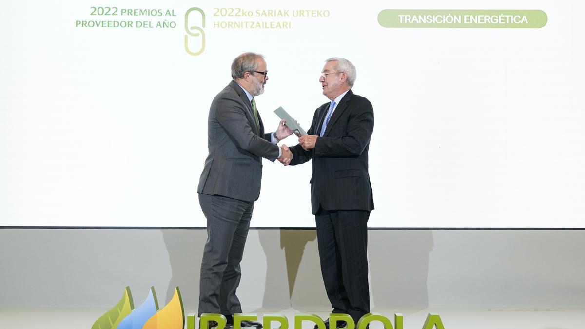 Entrega del premio. Lo entrega Julio Castro, CEO de Ibedrola Renovables, y lo recoge José Luis Joló, presidente de Econergias del Guadiana.