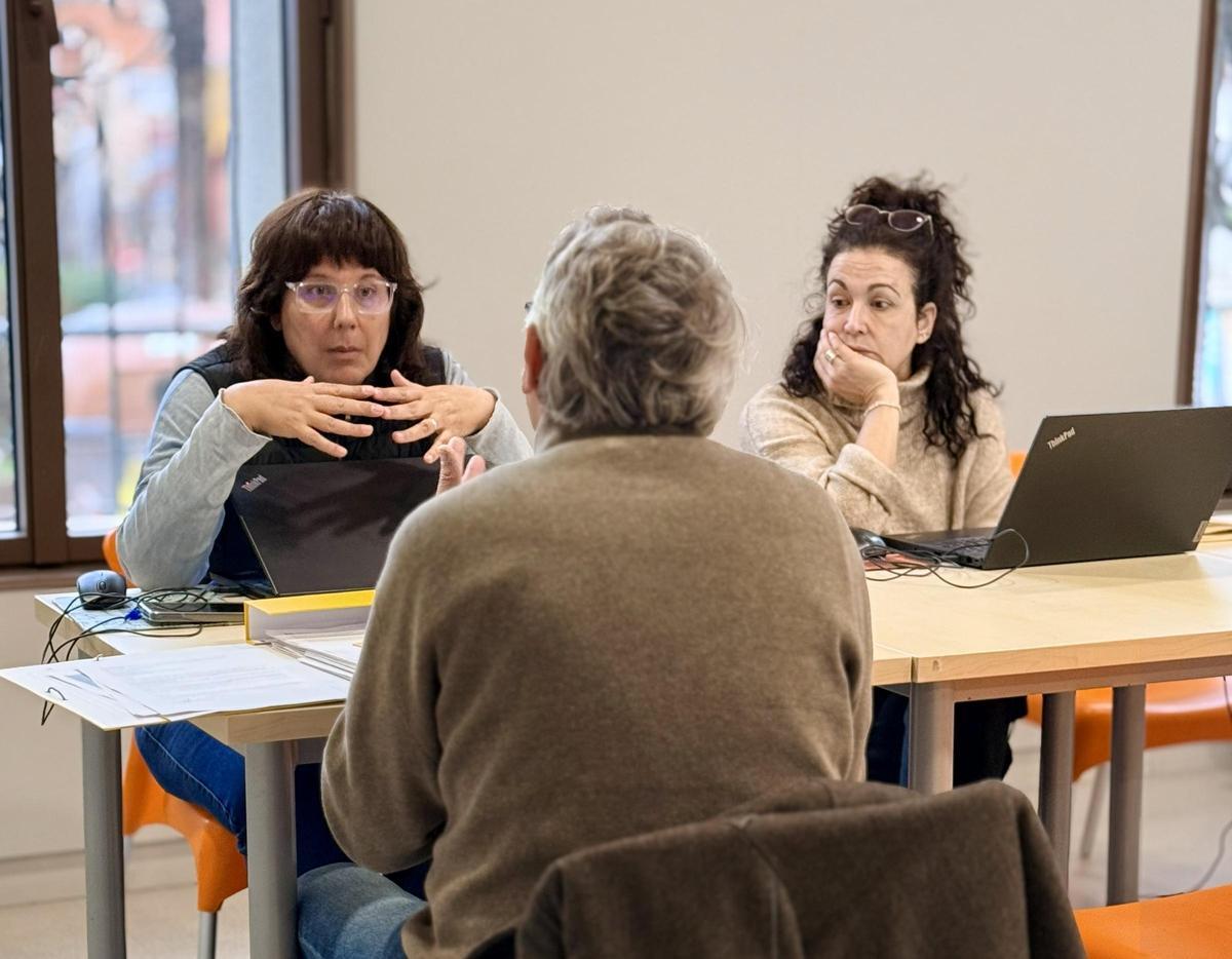 Professionals de l'oficina de la Síndica de Greuges de Catalunya atenent un ciutadà en una imatge d'arxiu