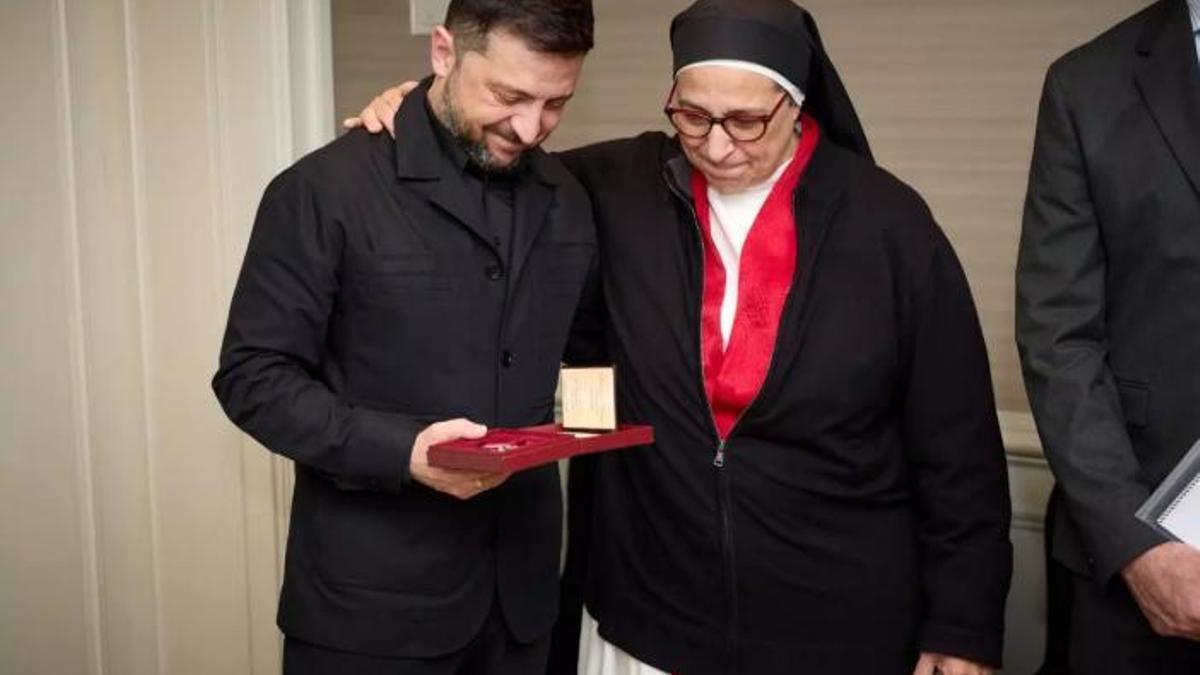 Zelenski entrega la medalla a sor Lucía Caram