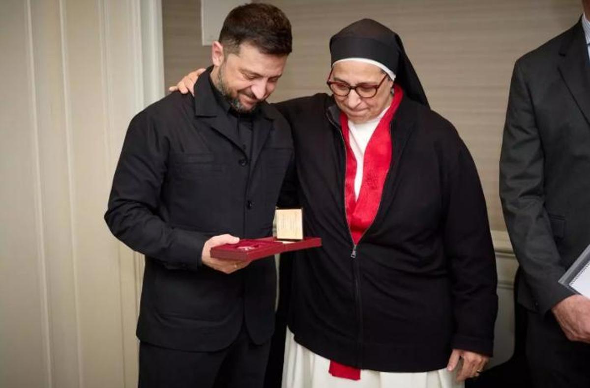 Zelenski entrega la medalla a sor Lucía Caram