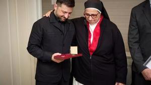 Zelenski entrega la medalla a sor Lucía Caram