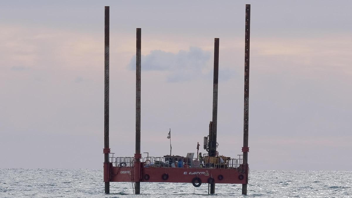 FOTOS: Una gran plataforma se instala en la bahía de Palma para prolongar el emisario de aguas sucias más allá de la pradera de posidonia