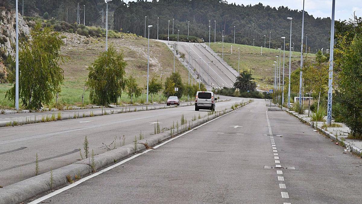 Calles sin naves en el polígono empresarial de Vío.   | // VÍCTOR ECHAVE