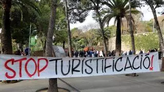 Vecinos del Carmel cortan la carretera de acceso al Park Güell para denunciar la &quot;turistificación salvaje&quot; en Barcelona