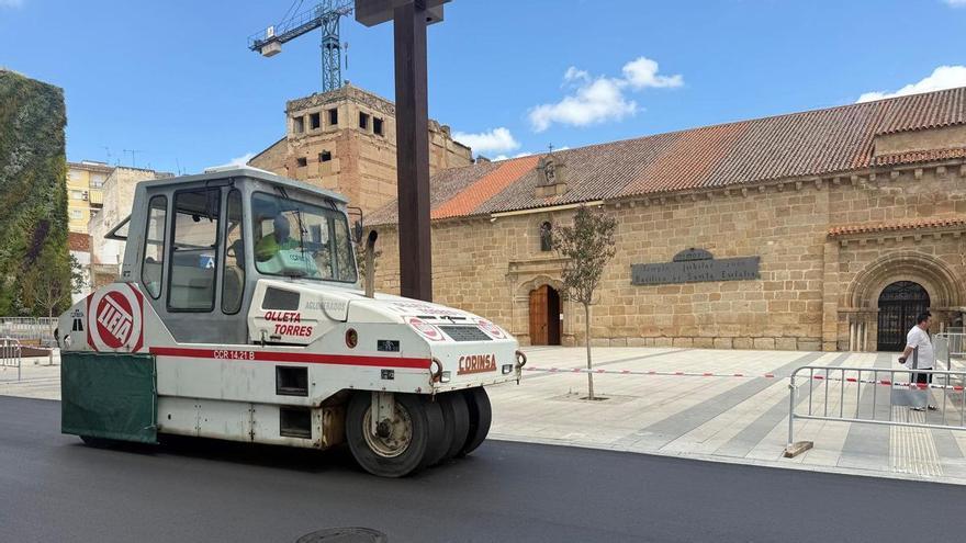 Video | De los adoquines al asfalto: Mérida rehace la avenida de Extremadura por el fiasco del pavimento