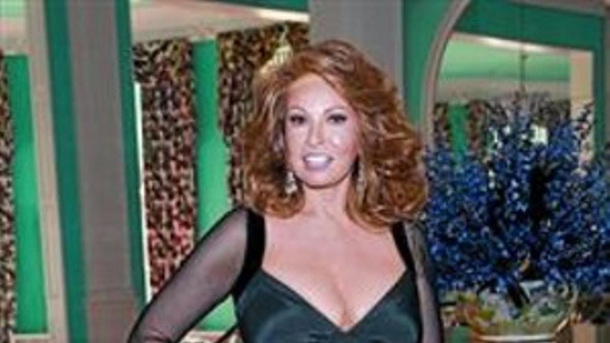 Raquel Welch, con el famoso biquini de 'Hace un millón de años'. A la derecha, el pasado mes de julio, en la gala de los premios Tony, en Nueva York.