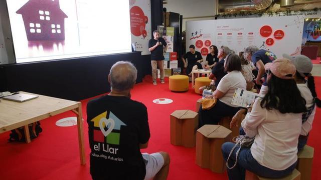 Presentación de «Cohousing El Llar», en el stand de Gijón Impulsa de Fidma.