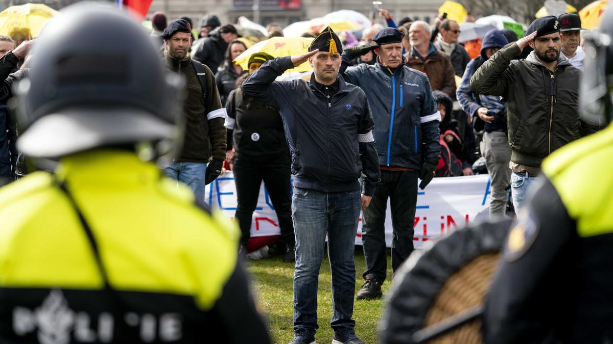 Manifestantes en Ámsterdam contra el covid.