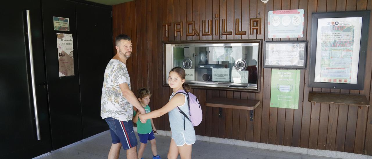 Un padre con sus dos hijos se encuentra cerradas las puertas del zoo.