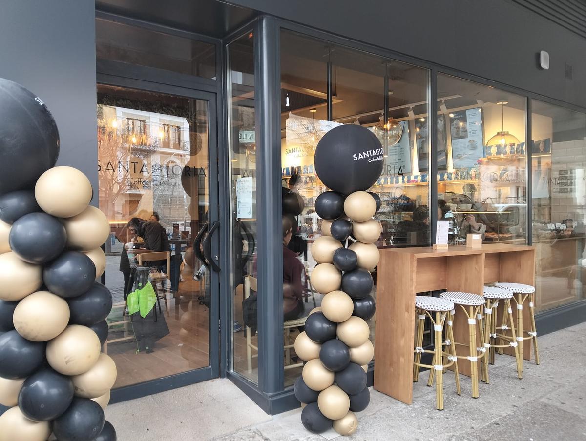 Una imagen de la cafetería Santagloria de Plasencia, en los primeros días de apertura.