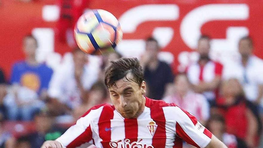 Amorebieta despeja de cabeza ante Aduriz.