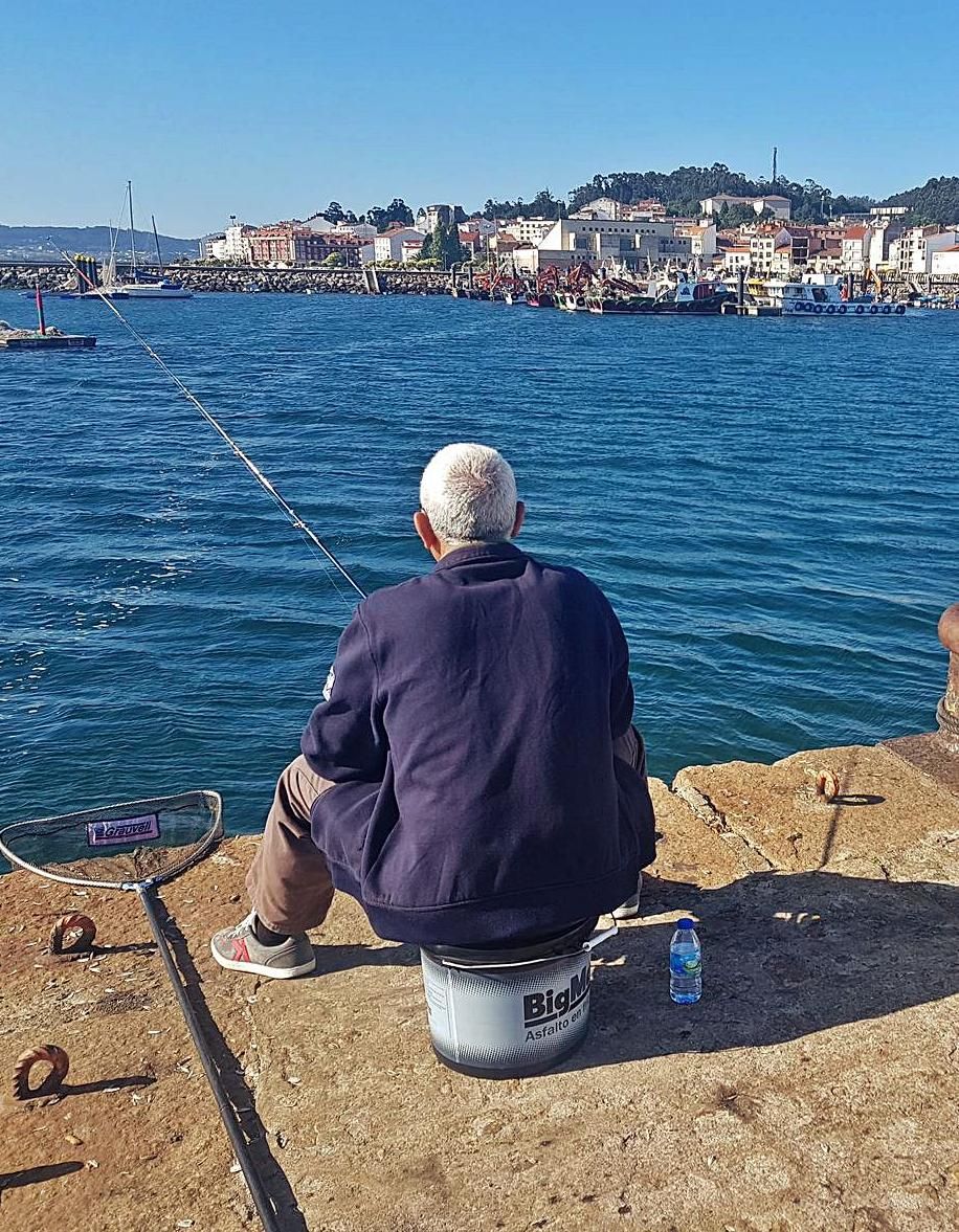 Pesca recreativa desde el muelle grovense . 