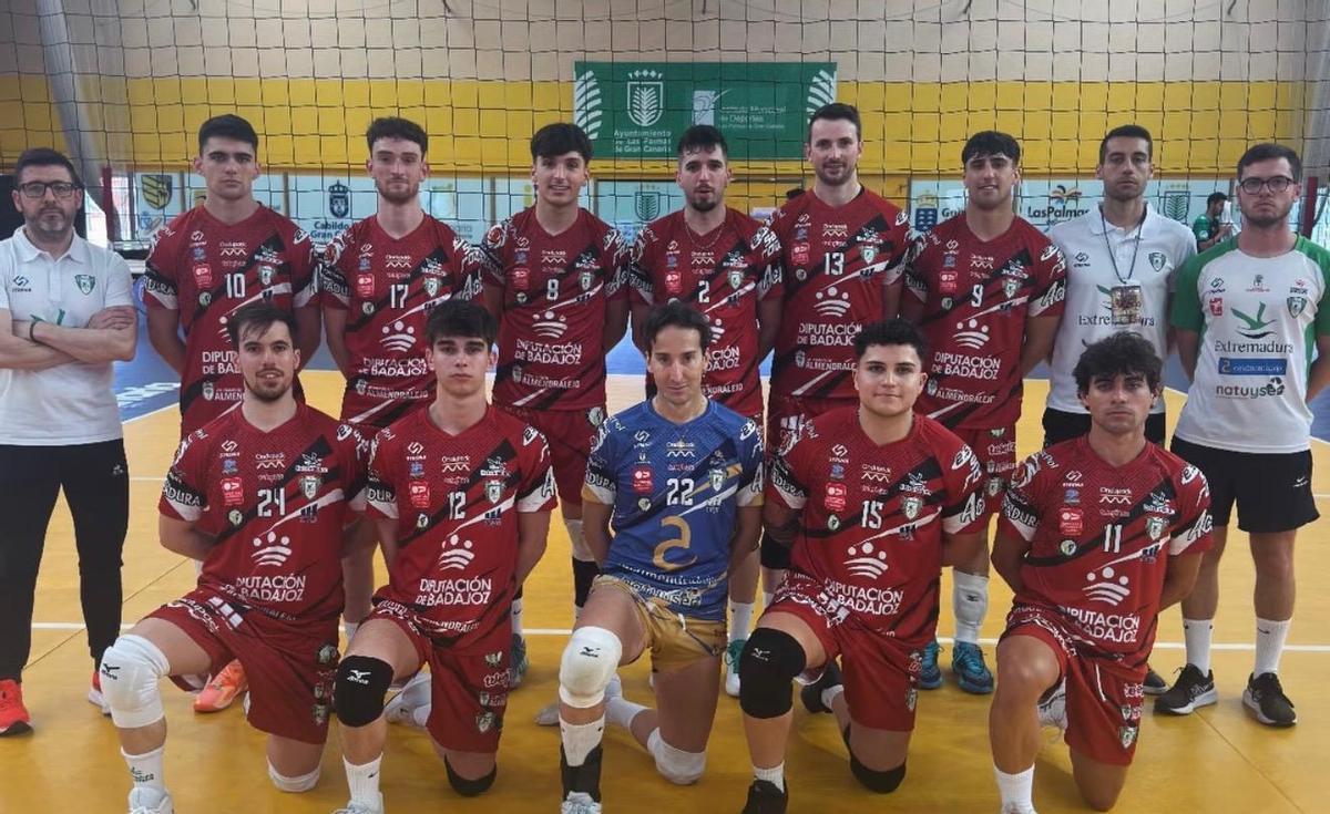 Equipo del Voleibol Almendralejo en su debut en el playoffs.
